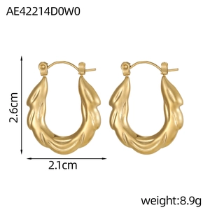 Eleganti orecchini a U dorati con trama a foglia ritorta, misura 2,6 cm per 2,1 cm