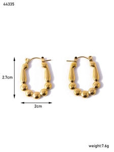 Dettaglio orecchini a cerchio dorati con perline con dimensioni di 2,7 cm per 2 cm