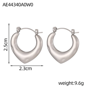 Vista dettagliata degli orecchini a cuore in argento lucido da 2,5 cm con dimensioni