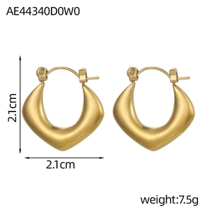 Dettaglio di orecchini a cerchio geometrici dorati, 2,1 cm x 2,1 cm, su sfondo bianco