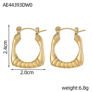 Dettaglio orecchini dorati con texture a coste da 2,4 cm e info sulle dimensioni