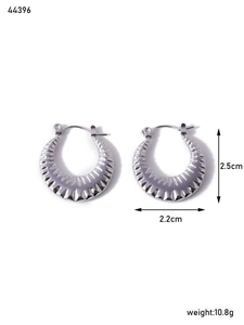 Dettaglio orecchini a ferro di cavallo argentati con pieghe, dimensioni 2,5 cm x 2,2 cm