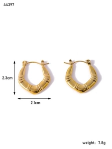 Dimensioni dettagliate degli orecchini a cerchio in oro con texture bambù altezza 2,3 cm
