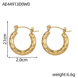 Dettaglio degli orecchini a cerchio martellati dorati da 2,1 cm di diametro e 6,6 g di peso