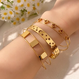 Bracciale Rigido in Acciaio al Titanio con Strass Geometrici a Forma di Stella Luna e Quadrifoglio per Donna Oro Rosa Oro Gioielli