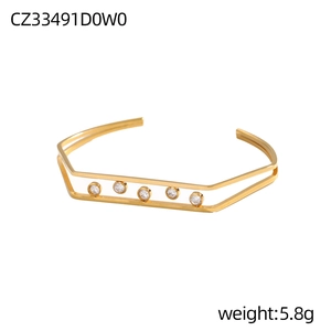 Dettaglio del bracciale dorato a doppio strato con stelle, lune e cristalli trasparenti