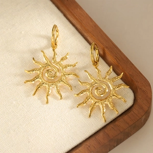 18K goud vergulde roestvrijstalen zonnestraal spiraal oorbellen met vintage textuur