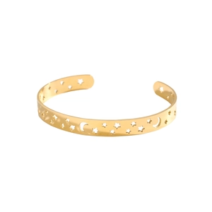 Dettaglio del bracciale dorato con ciondoli a stella e luna svuotati e piccoli cristalli