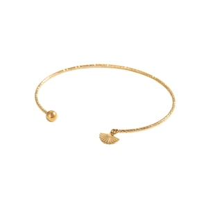 Dettaglio del bracciale dorato aperto con trama, sfera metallica e ciondolo a ventaglio