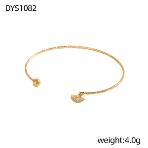 Dettaglio del bracciale dorato da 4,0g con motivi stella luna e piccolo ciondolo a ventaglio