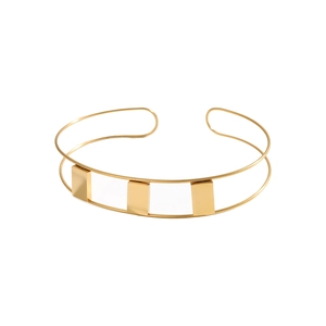 Dettaglio bracciale dorato a doppio strato con inserti rettangolari e design aperto minimal