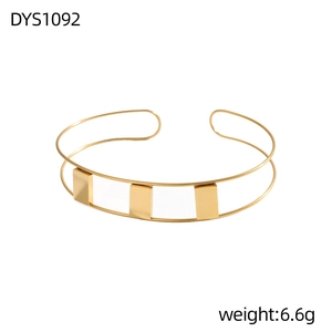 Dettaglio del bracciale geometrico a doppio strato dorato, stile minimalista di peso 6,6g