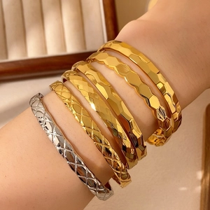 Bracciale Rigido Geometrico in Acciaio al Titanio Punk per Donna Oro Argento Trapuntato Nido d'Ape Sfaccettato Lucido Gioielli