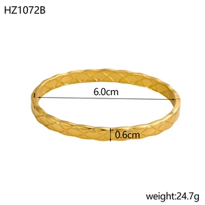 Bracciale geometrico dorato con dimensioni di 6,0 cm di diametro e 0,6 cm di larghezza