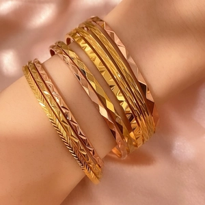 Bracciale Rigido in Acciaio Inossidabile con Incisione Geometrica per Donna Semplice Placcato Oro Rosa Lusso Leggero Gioielli di Moda