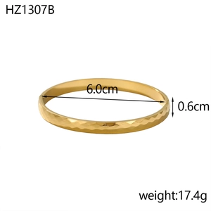 Dettaglio del bracciale geometrico dorato con dimensioni 6,0cm e peso 17,4g e trama squamata