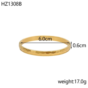 Dettaglio del bracciale geometrico dorato con misure del diametro e della larghezza