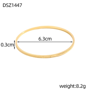 Bracciale rigido dorato minimalista con rombi, diametro 6,3 cm e larghezza 0,3 cm