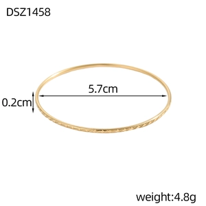 Bracciale dorato minimalista con motivo a rombi, diametro 5,7cm e finitura lucida