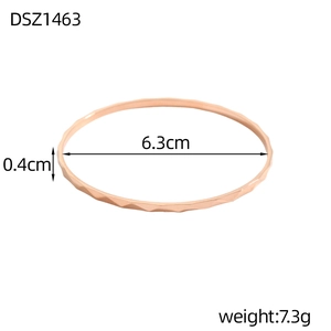 Dettaglio del bracciale rigido oro rosa con texture geometrica e dimensioni tecniche