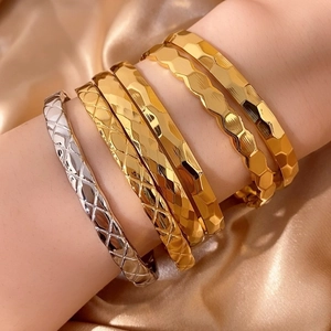 Bracciali geometrici alla moda con motivi trapuntati e design a nido d'ape sul polso
