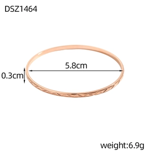 Vista dettagliata del bracciale in oro rosa con motivo a rombi, diametro 5,8 cm e larghezza 0,3 cm