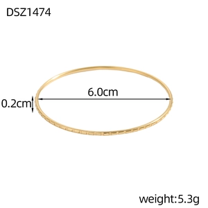 Vista dettagliata di un bracciale sottile dorato con motivi geometrici e diametro 6,0cm