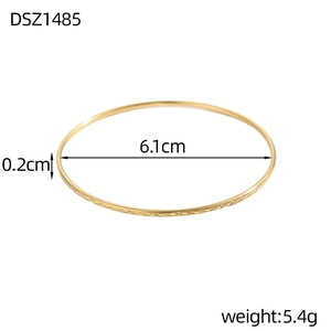Dettaglio del bracciale dorato a rombi da 6,1 cm con misure di larghezza e peso