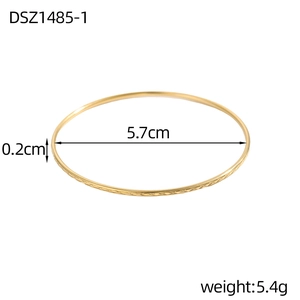Dettaglio del bracciale dorato con motivo a rombi, diametro interno 5,7cm e larghezza 0,2cm