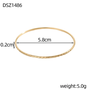 Specifiche dettagliate del bracciale dorato con trama a rombi e diametro interno di 5,8 cm