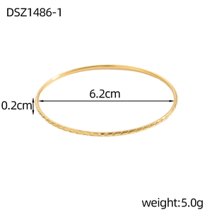 Dettaglio del bracciale dorato a rombi da 6,2 cm con larghezza 0,2 cm e peso di 5,0 g