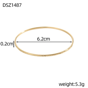 Dettaglio del bracciale sottile in oro 0,2 cm con motivo a rombi e diametro 6,2 cm