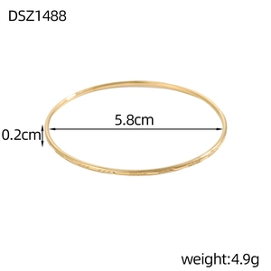 Dettagli del bracciale dorato a rombi con diametro interno di 5,8 cm e peso 4,9g