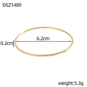 Dettagli del diametro interno di 6,2cm e spessore di 0,2cm del bracciale rigido dorato