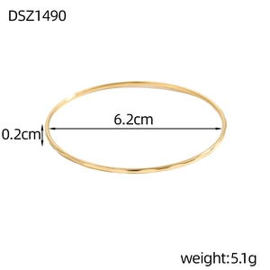 Dettaglio del bracciale dorato con trama a rombi da 6,2 cm e larghezza di 0,2 cm