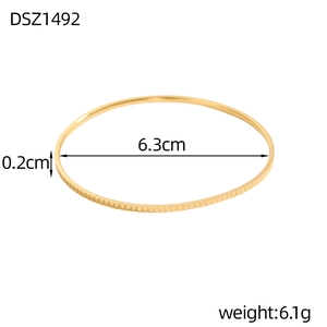 Dettaglio del diametro interno di 6,3 cm e spessore di 0,2 cm del bracciale dorato
