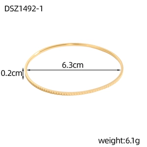 Dettaglio del bracciale dorato con misure di 6,3cm di diametro e 0,2cm di larghezza