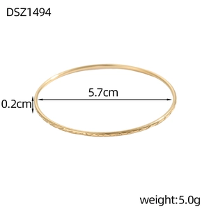Dettagli del bracciale dorato con motivo a rombi: diametro 5,7 cm e peso di 5,0 g