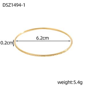 Dettaglio del bracciale dorato con diametro interno di 6,2 cm e trama a onde