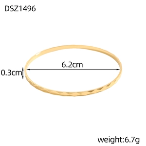 Dettagli dimensionali per bracciale dorato con trama a rombi e diametro di 6,2 cm