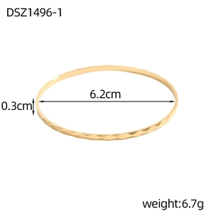 Dettaglio del bracciale dorato sfaccettato da 0,3cm con diametro 6,2cm e peso di 6,7g