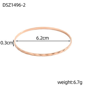 Dettaglio del bracciale rigido oro rosa con trama geometrica, diametro 6,2cm e larghezza 0,3cm