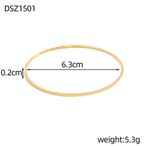 Vista dettagliata del semplice bracciale d'oro con diametro 6,3 cm e spessore 0,2 cm