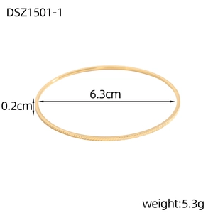 Vista macro con diametro interno di 6,3 cm e larghezza di 0,2 cm del bracciale oro