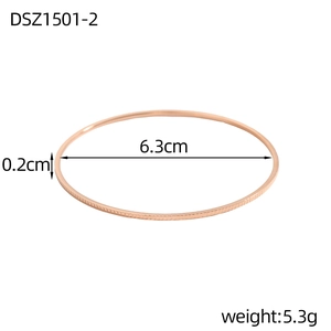 Dettaglio del bracciale rigido oro rosa con motivo a rombi, diametro 6,3 cm e larghezza 0,2 cm