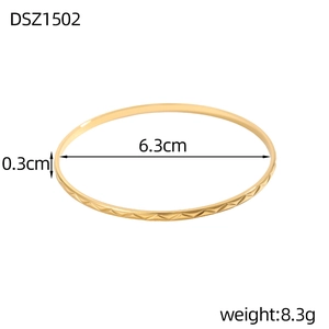 Dettaglio del diametro di 6,3cm e del motivo a rombi del bracciale dorato