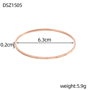 Dettaglio che mostra le dimensioni di 0,2cm di larghezza e 6,3cm di diametro del bracciale