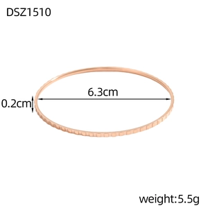 Dettaglio bracciale rigido oro rosa a rombi, diametro 6,3cm e larghezza 0,2cm per donna