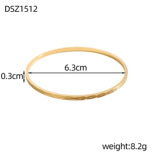 Dettaglio del bracciale dorato con trama a rombi, diametro interno 6,3cm e peso 8,2g
