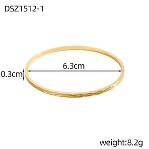 Dettaglio bracciale dorato con trama a rombi, diametro 6,3 cm e larghezza 0,3 cm